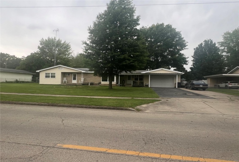 921 6th Street, Ramsey, Illinois 62080, 3 Bedrooms Bedrooms, 7 Rooms Rooms,1 BathroomBathrooms,Residential,For Sale,6th,MAR24032877