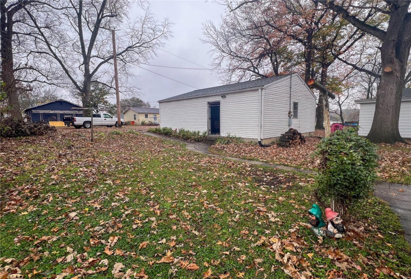 View of yard featuring an outbuilding