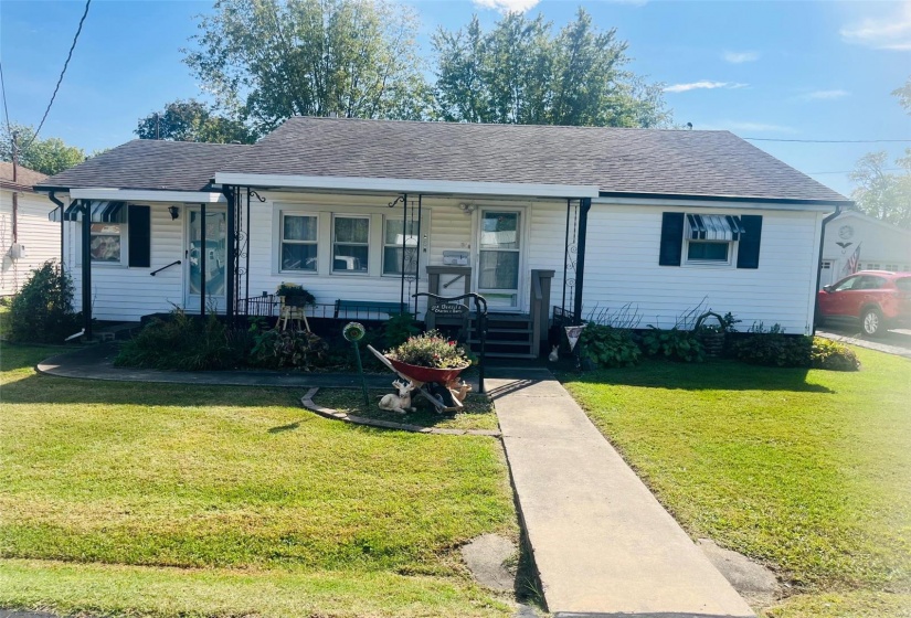 Ranch-style home with a front yard