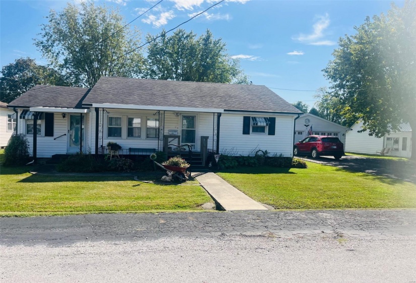 Ranch-style home with a front lawn